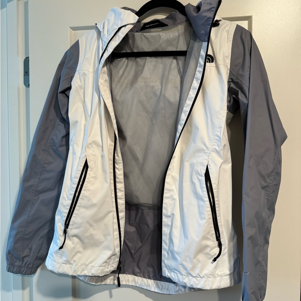 North face windbreaker size S